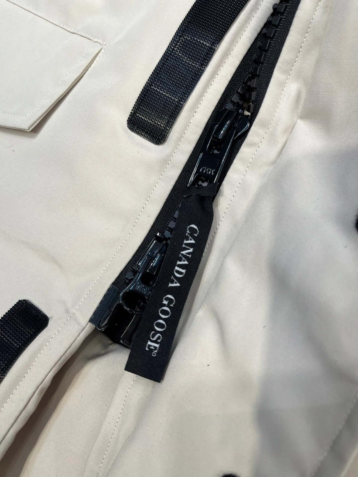 P840 𝘾𝘼𝙉𝘼𝘿𝘼 𝙂𝙊𝙊𝙎𝙀Big Goose 13# The design of Big Goose 13 is simple and elegant, a little longer than the 08 model, more suitable for men and suitable for business people. This down jacket is popular for its simple design, which is not only practical but also has a certain sense of fashion. In terms of applicability, the Daye 13 model provides good thermal insulation performance. Its thermal insulation coefficient is level 5, which can provide enough warmth and is suitable for wearing in cold environments. In addition, the Daye 13 model also has a high cost performance. Compared with other models, it provides a better balance between price and performance, making it more competitive in the market.  size：xs-xxl
